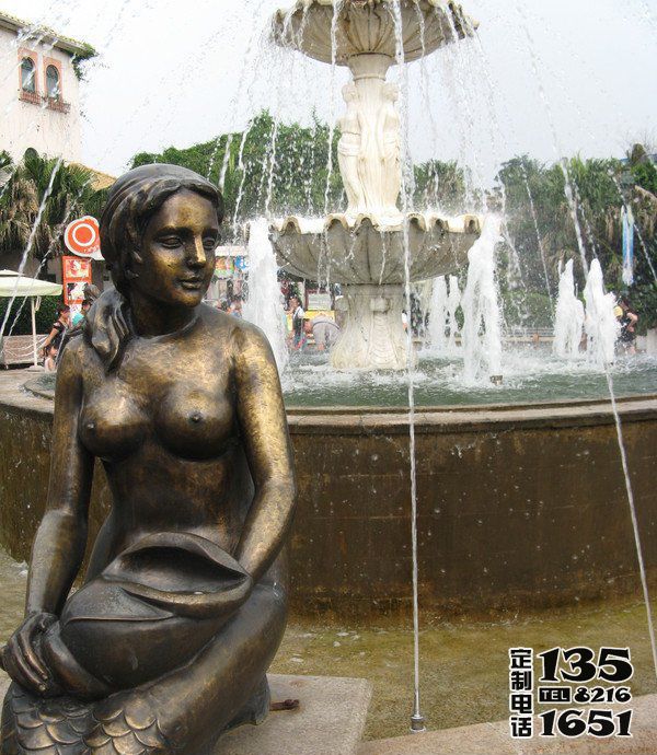 廣場(chǎng)噴泉邊坐著的玻璃鋼噴漆美人魚(yú)雕塑 廣場(chǎng)噴泉邊坐著的玻璃鋼噴漆美人魚(yú)雕塑