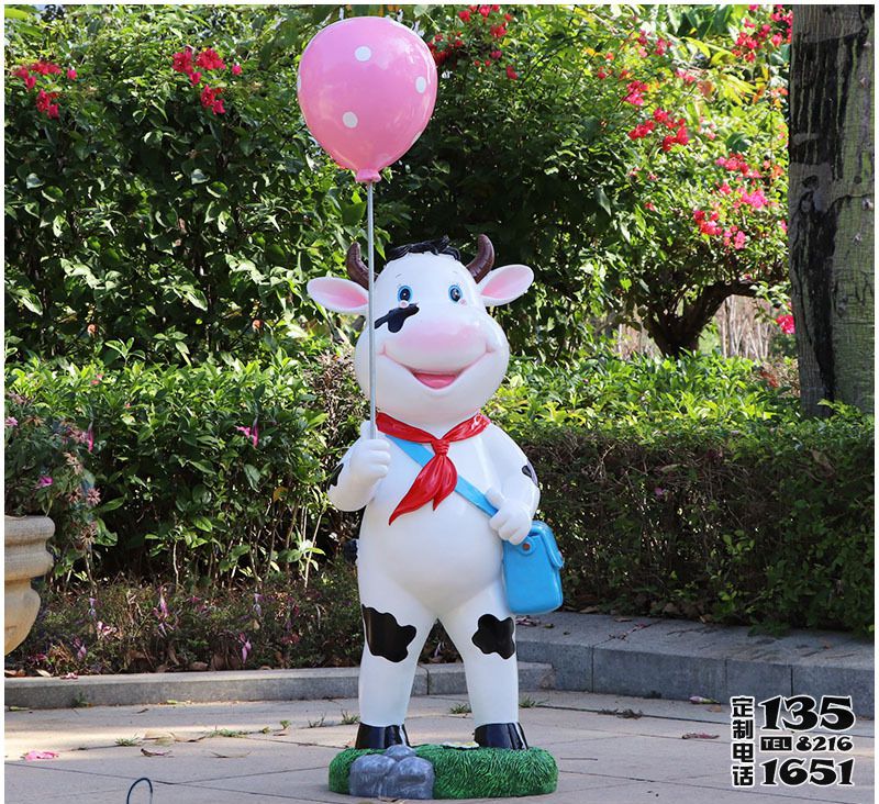 游樂場(chǎng)一只拿著氣球的玻璃鋼卡通牛雕塑 游樂場(chǎng)一只拿著氣球的玻璃鋼卡通牛雕塑