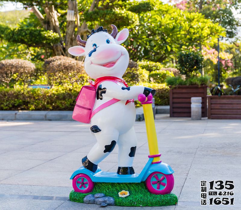 幼兒園一只騎車(chē)背包的玻璃鋼卡通牛雕塑 幼兒園一只騎車(chē)背包的玻璃鋼卡通牛雕塑
