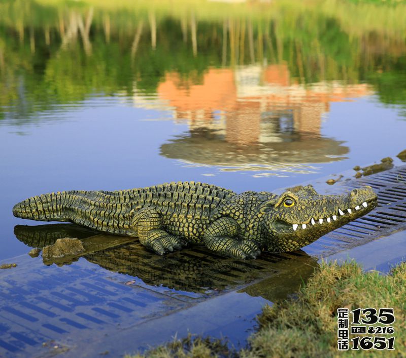 湖邊擺放的玻璃鋼仿真鱷魚(yú)雕塑 湖邊擺放的玻璃鋼仿真鱷魚(yú)雕塑