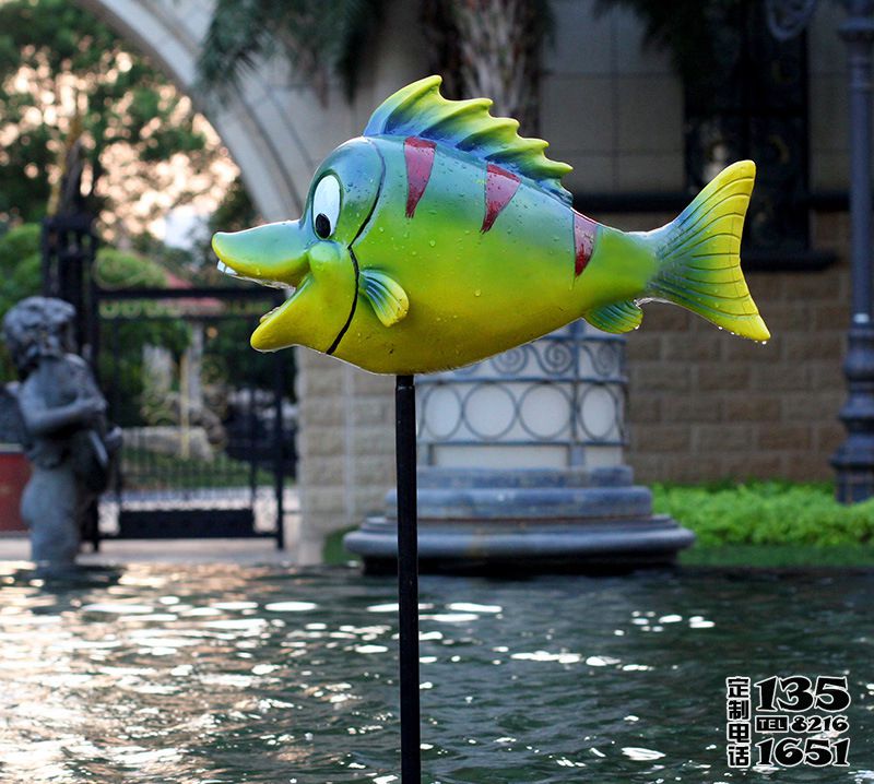 池塘一只綠色的玻璃鋼卡通魚(yú)雕塑 池塘一只綠色的玻璃鋼卡通魚(yú)雕塑